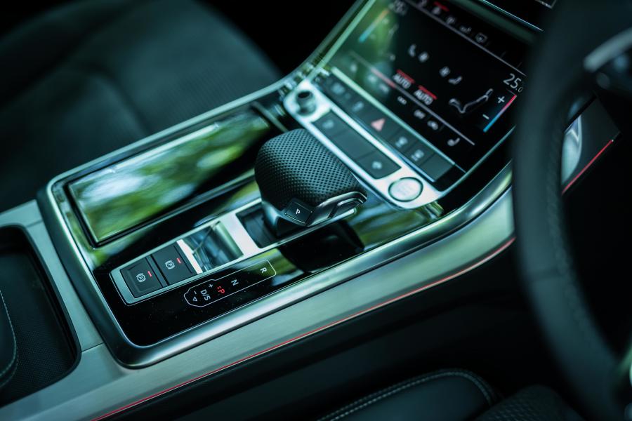 Детали интерьера Audi Q8 55 TFSI Quattro S-Line 2019 года  (JP) (фото 20 из 37)